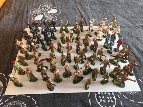 Lot de 76 soldats / militaires : figurines vintage années 60 220 Gennevilliers (92)