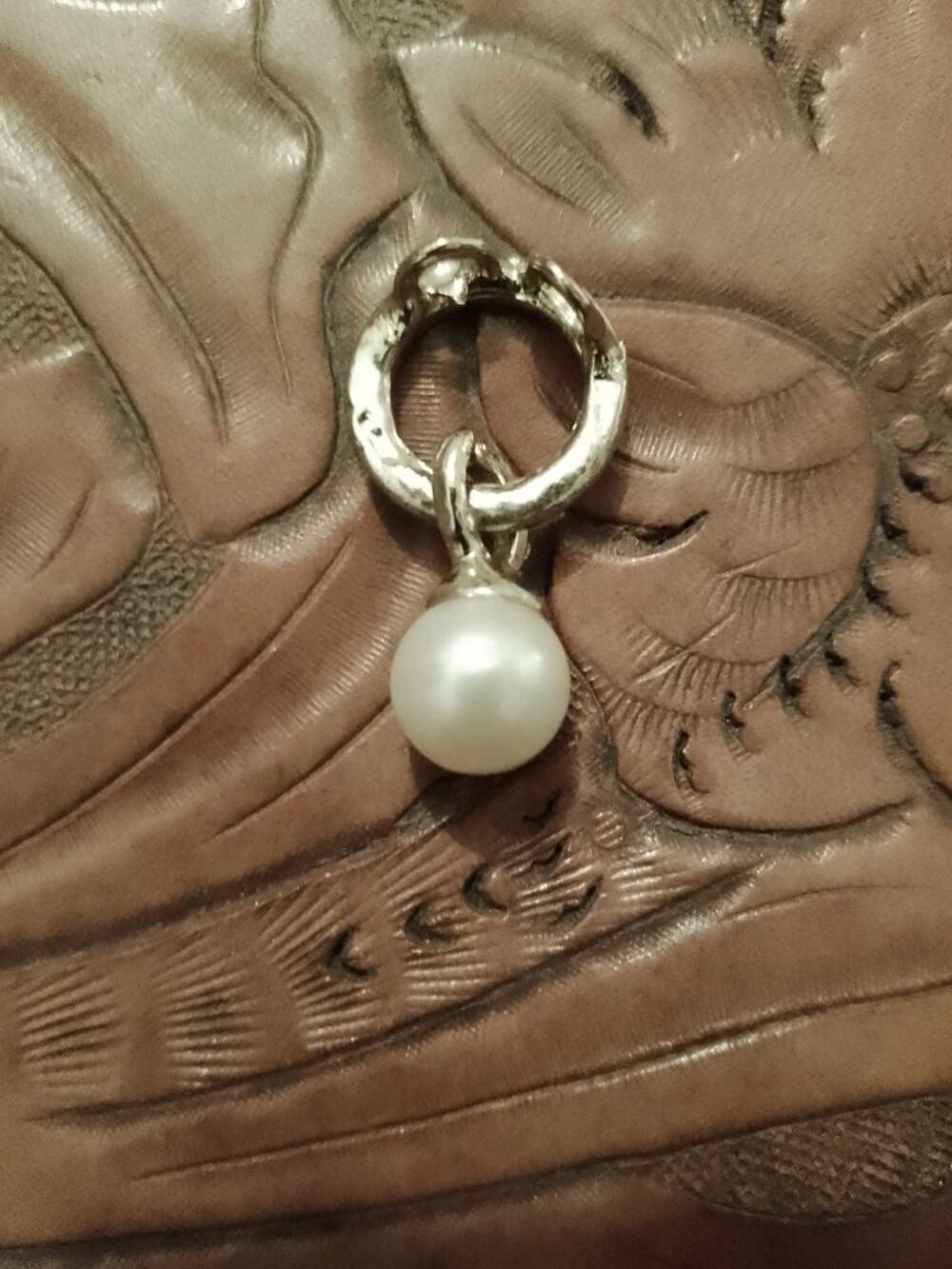 pendentif en m&eacute;tal Dor&eacute; avec perle en plastique blanche. Bijoux et montres