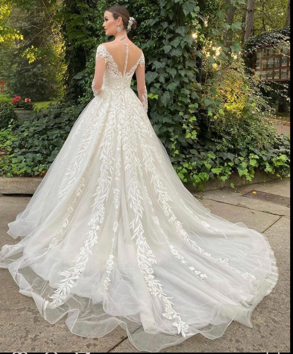 Robe de mari&eacute;e avec traine Vtements