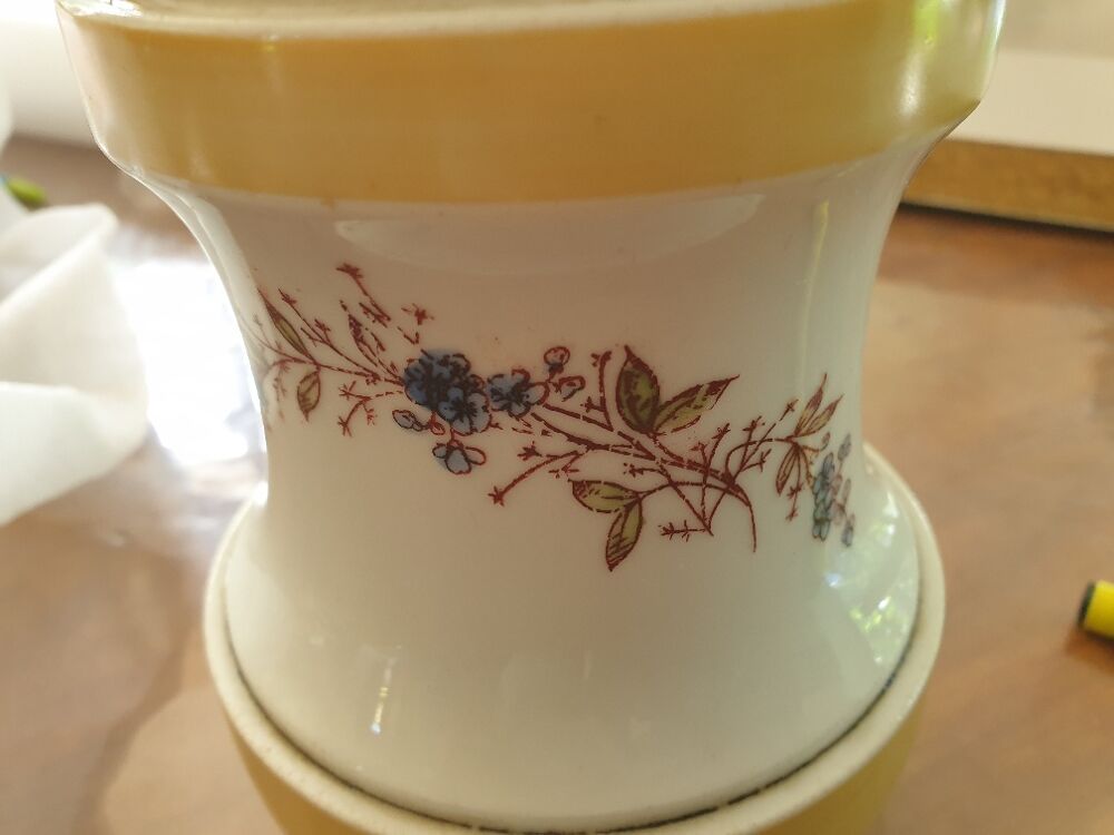 Lampe &agrave; p&eacute;trole blanche avec dessins, vintage Décoration