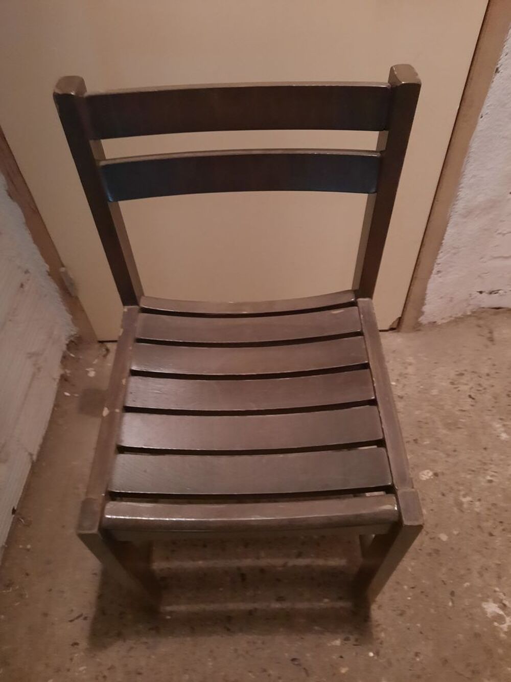 chaise en bois de couleur verte et marron
Meubles