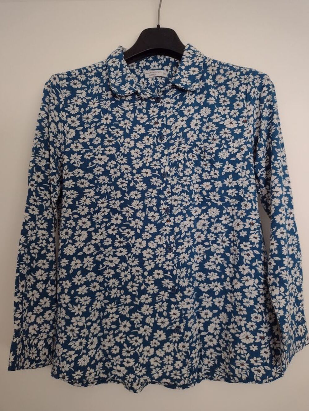 Joli chemisier neuf bleu &agrave; fleurs Vêtements