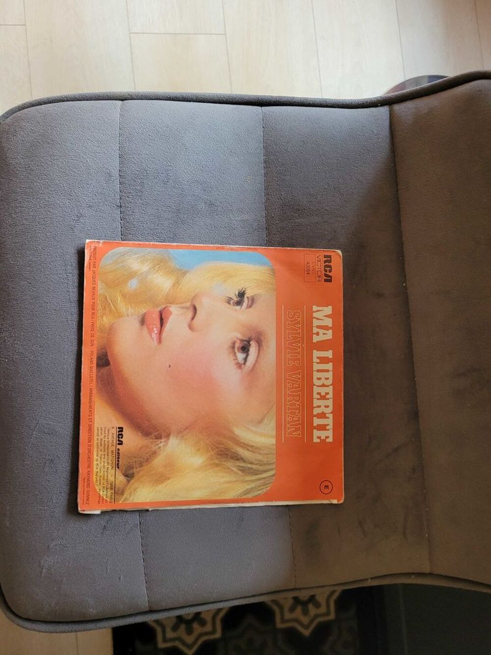 un disque vinyl 45 tours CD et vinyles
