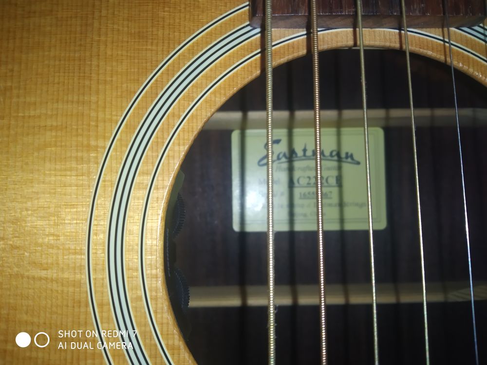 guitare Eastman table harmonie massive en &eacute;pic&eacute;a. Instruments de musique