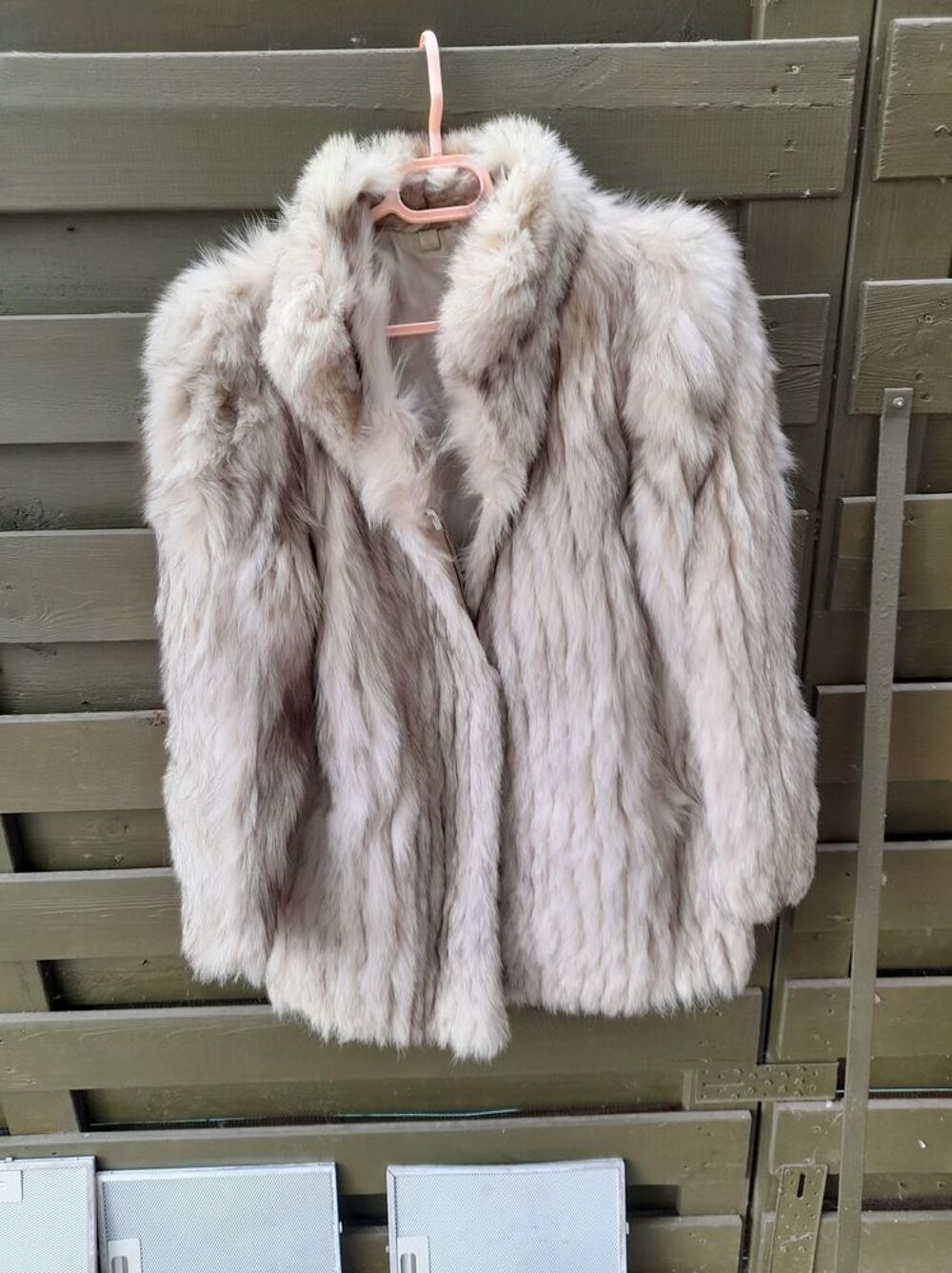 manteau renard argent&eacute; 
Vêtements