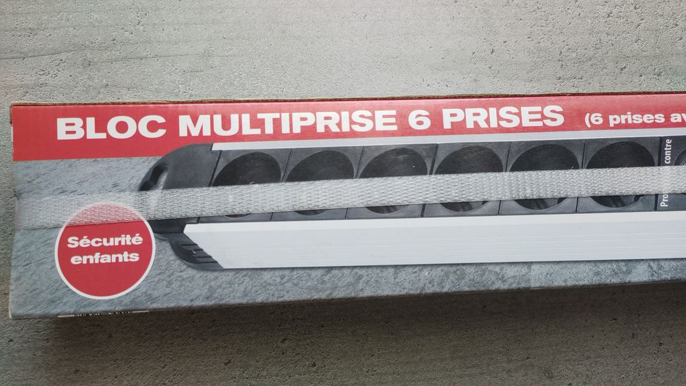 ? Bloc Multiprise - 6 Prises avec Terre - Neuf sous Scell&eacute; Bricolage