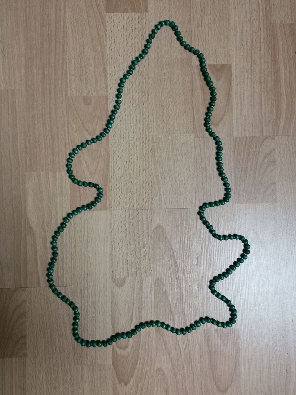 Collier vert sans marque, jamais port&eacute;. Bijoux et montres