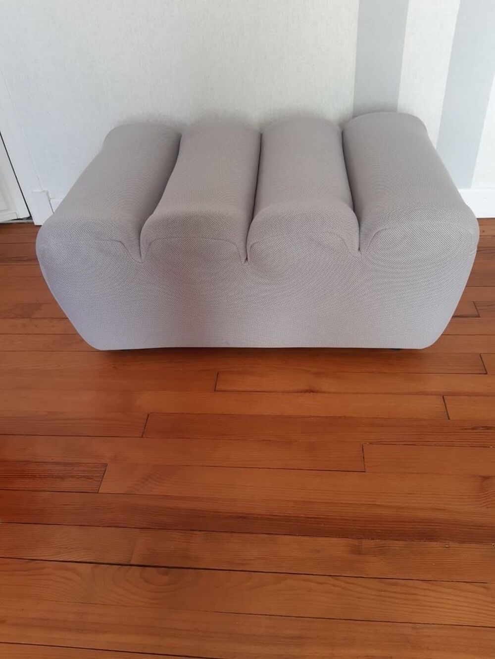 Canap&eacute; design rouge avec pouf assorti Meubles