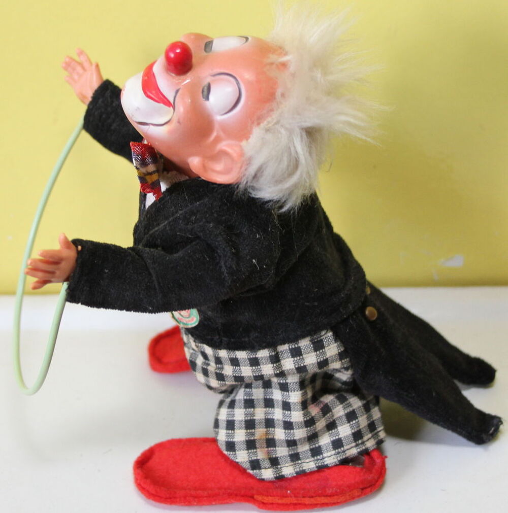 Clown sauteur &agrave; la corde automate a clef Max CARL
1955 