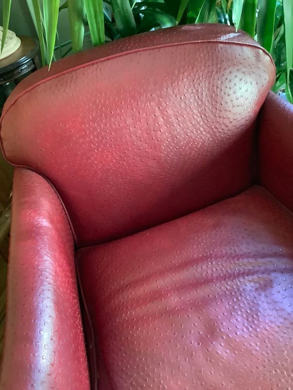2 Fauteuils cuir rouge . Tr&egrave;s &eacute;l&eacute;gants et confortables. Meubles