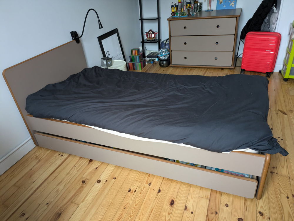 Lit 90 cm + matelas tr&egrave;s bon &eacute;tat + commode Mobilier enfants