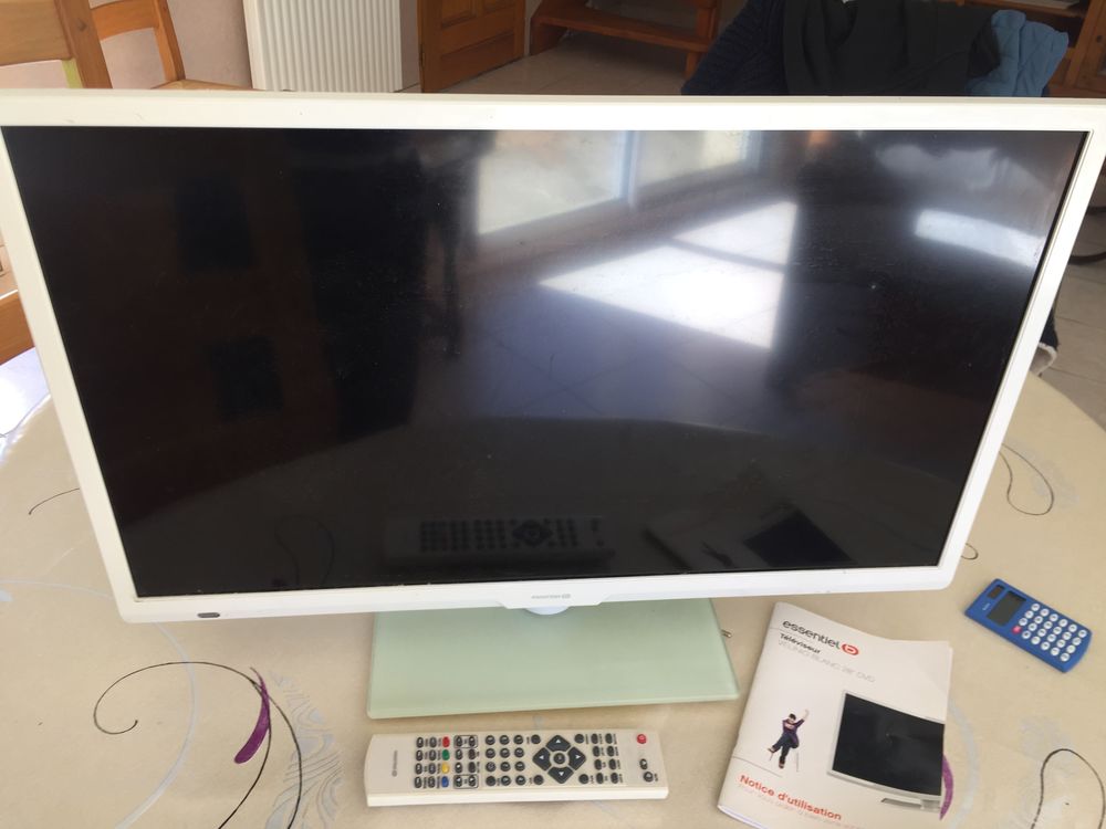 TV &eacute;cran de 28 pouces ,tr&egrave;s peu servie, avec lecteur DVD Photos/Video/TV