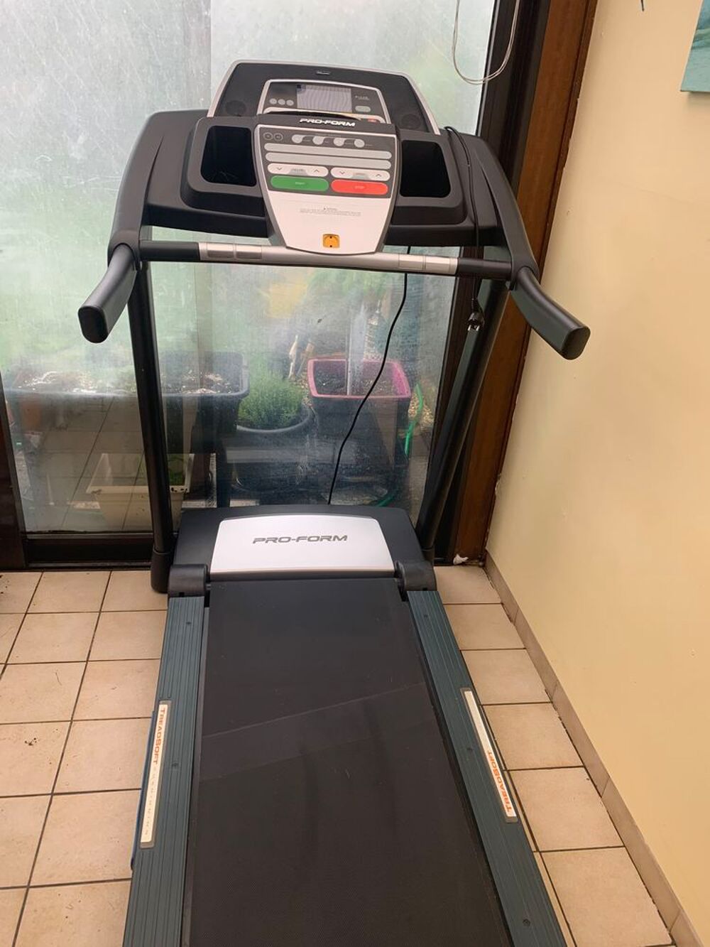 tapis de course 600€PRIX FERME &agrave;€ VENIR CHERCHER SUR PLACE CAUSE EMPUTATION Sports