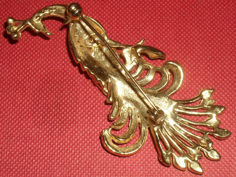 Broche Paon dor&eacute;e avec petits brillants Bijoux et montres