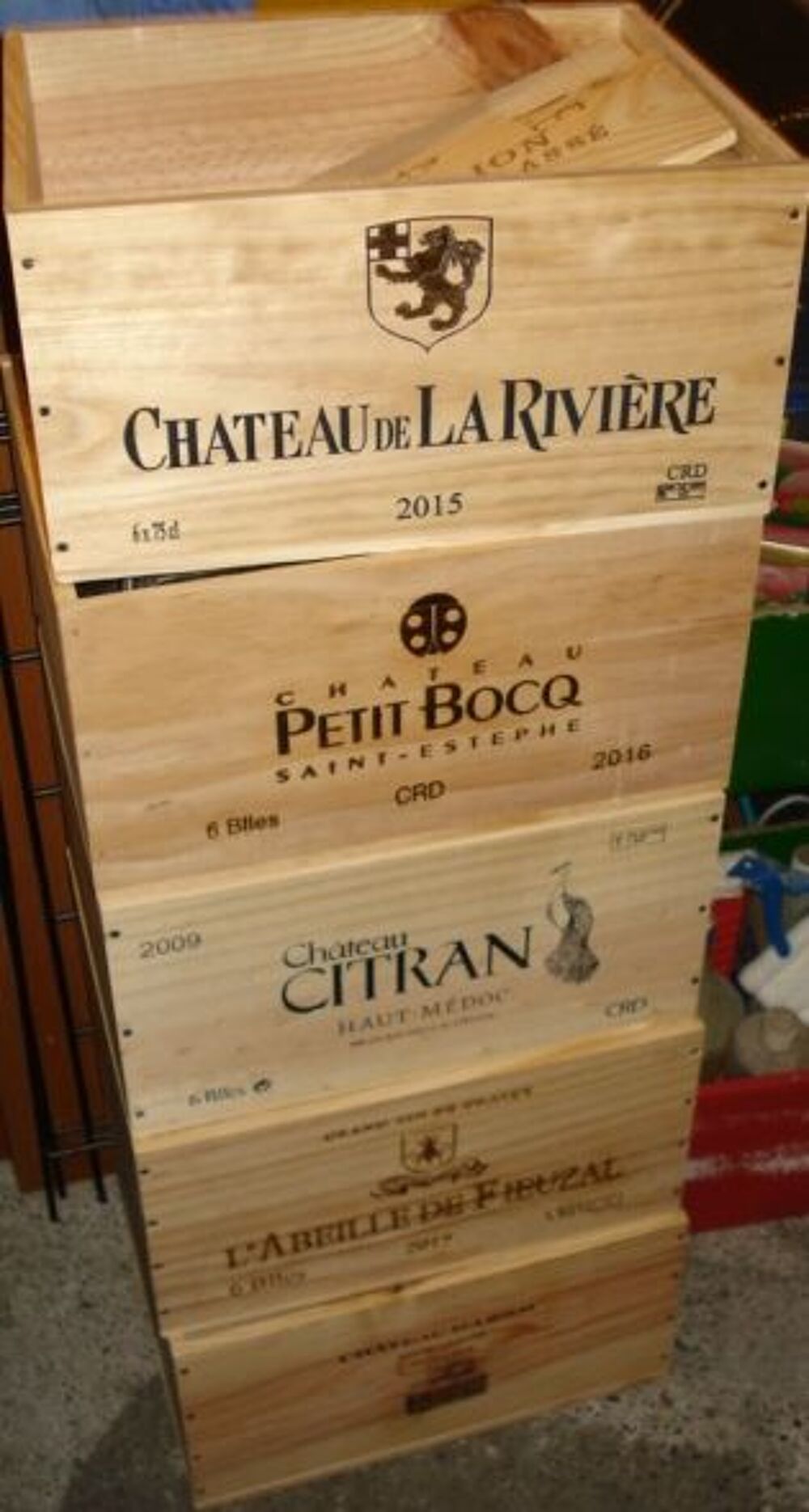 Caisses &agrave; vin vides en bois clair vendues &agrave; la pi&egrave;ce Décoration