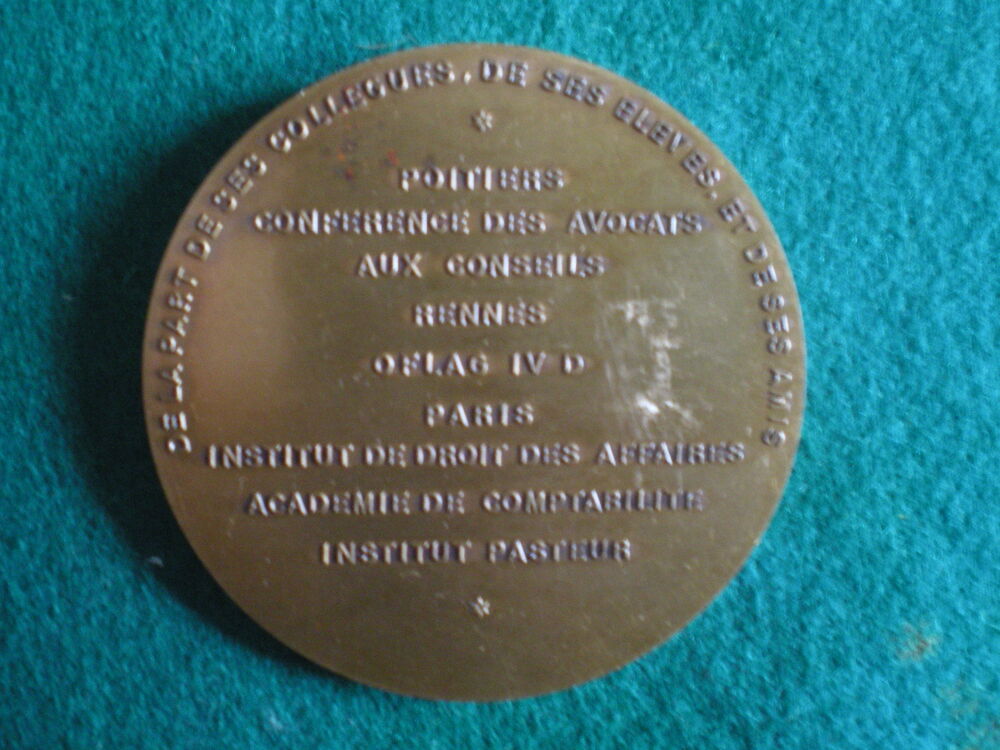 M&eacute;daille de la Conf&eacute;rence des Avocats Pr Gaston LAGARDE. 