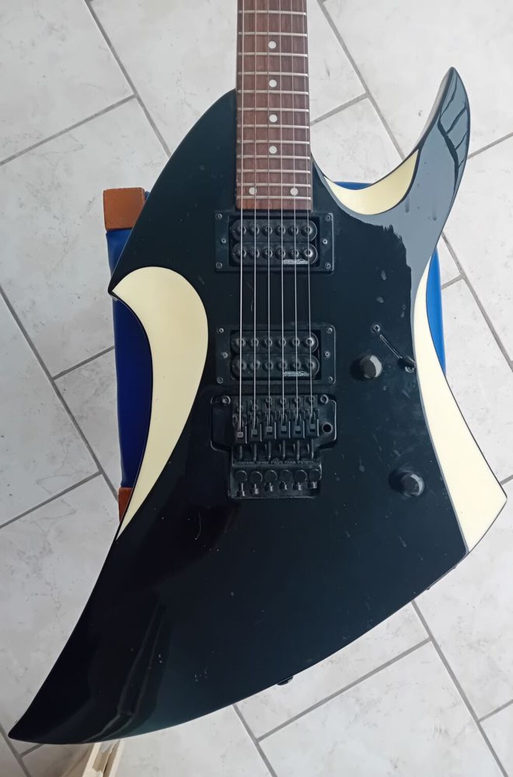 Guitare &eacute;lectrique marque Vintage Metal Axe, vmx Instruments de musique