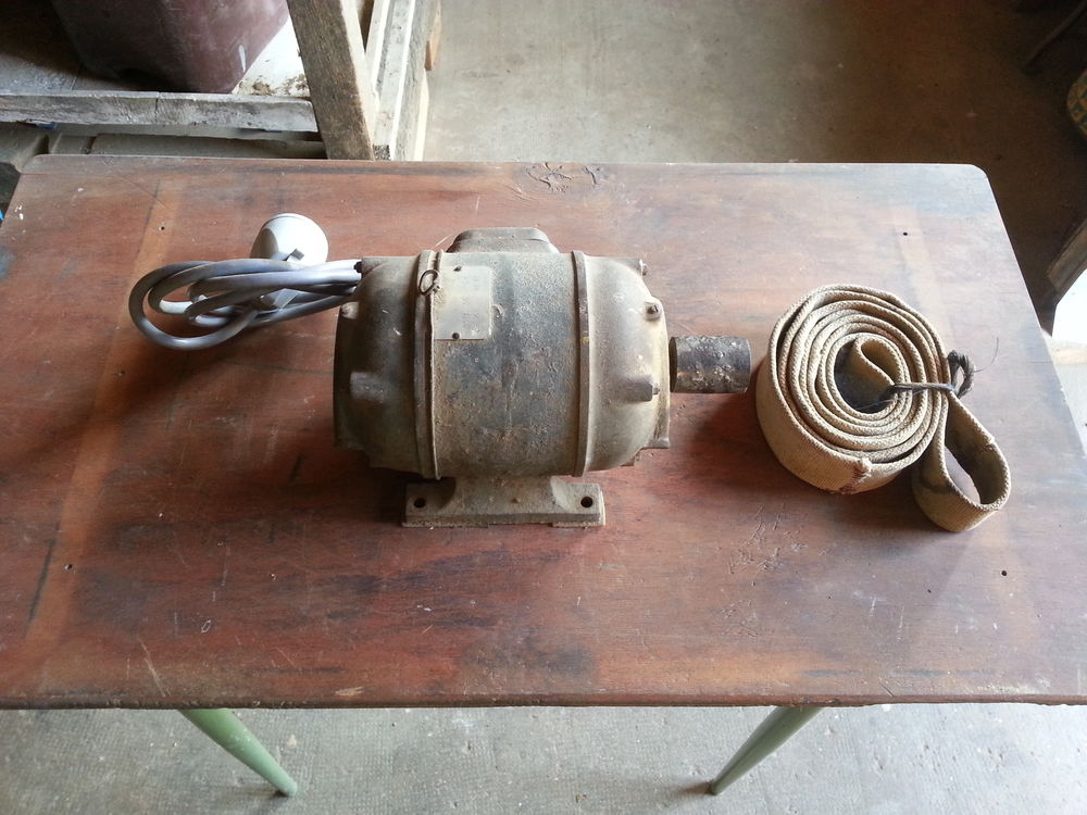 Moteur &eacute;lectrique triphas&eacute; 1500 t, avec courroie, TB &eacute;tat Bricolage