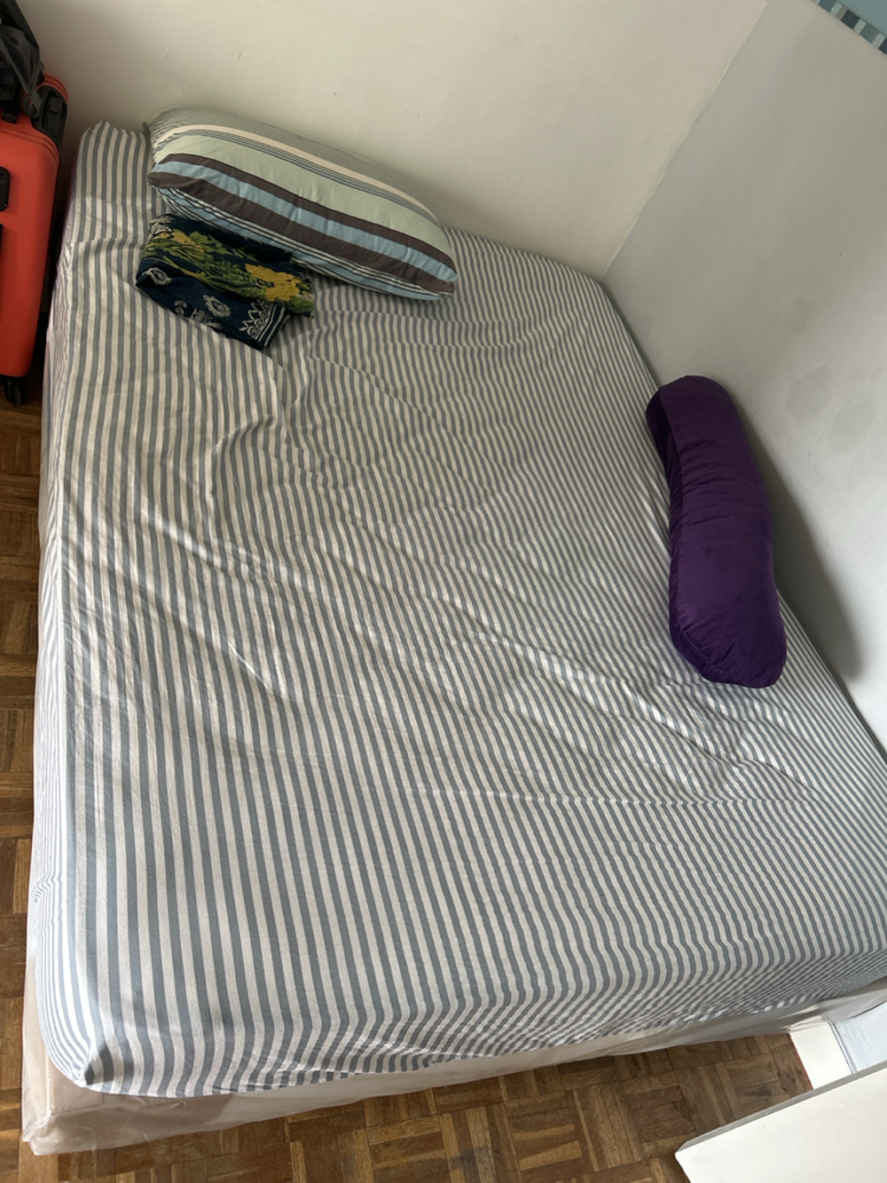 Lit 140 &times; 190 avec sommier et matelas Bon &eacute;tat Meubles