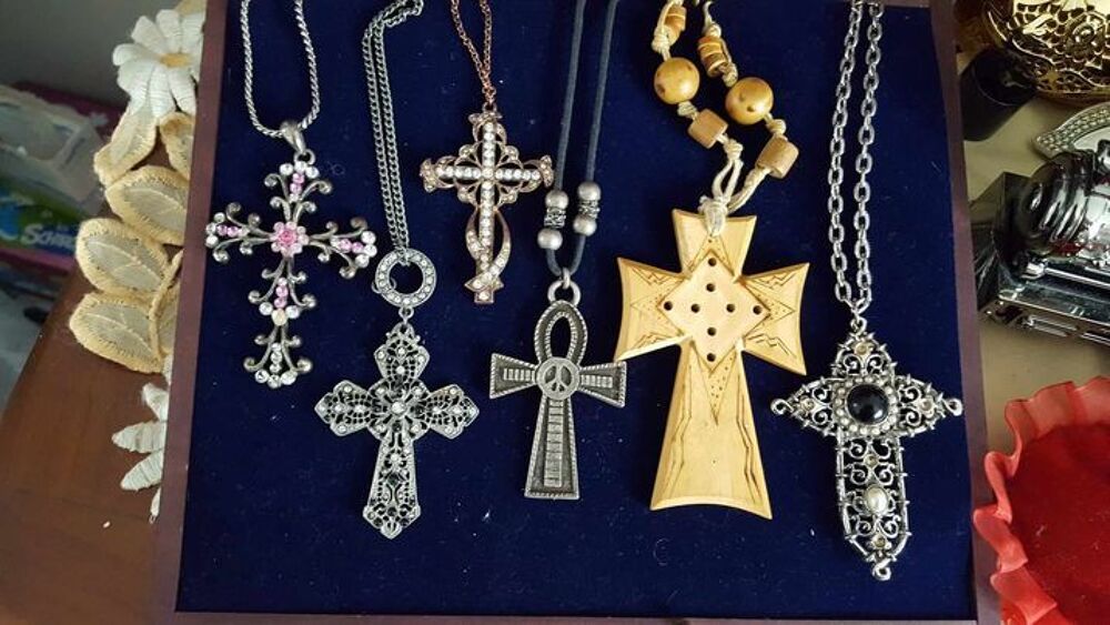 Cinq anciens pendentifs croix diff&eacute;rents artisanales N&deg; 1280 Bijoux et montres