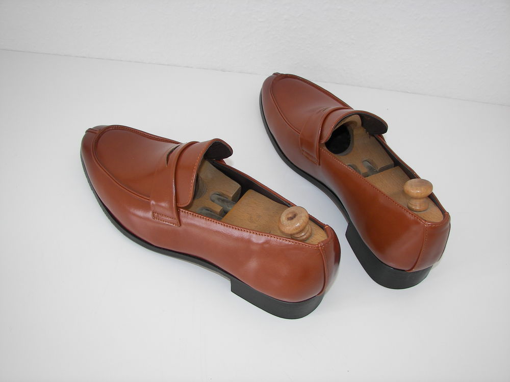 
Tr&egrave;s belle paire de chaussures italienne couleur fauve Chaussures