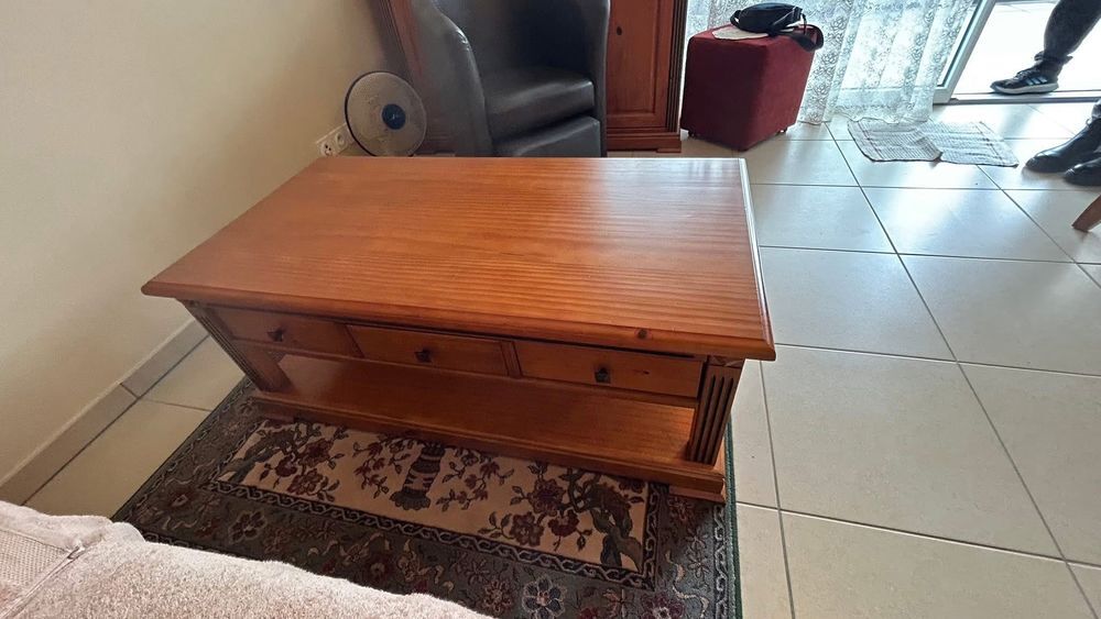 Table de salon en bois massif Meubles