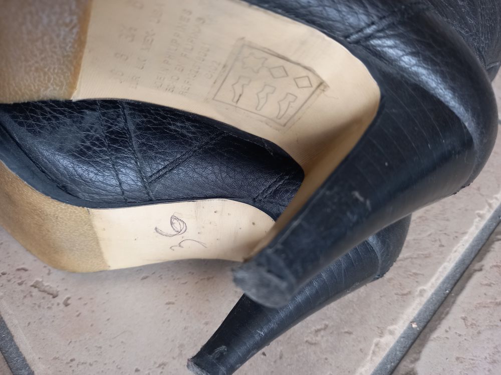 Bottes en cuir &agrave; talons hauts, noires. Pointure 36. Chaussures