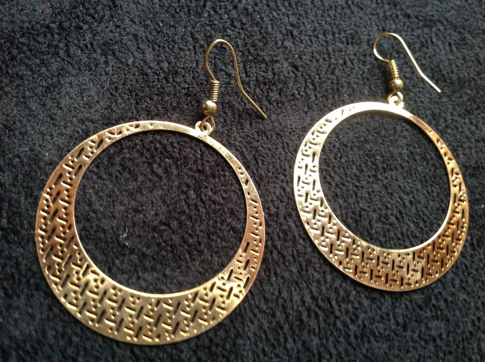 BOUCLES OREILLES DOR&Eacute;E RONDE CREUSE Envoi Possible
Bijoux et montres