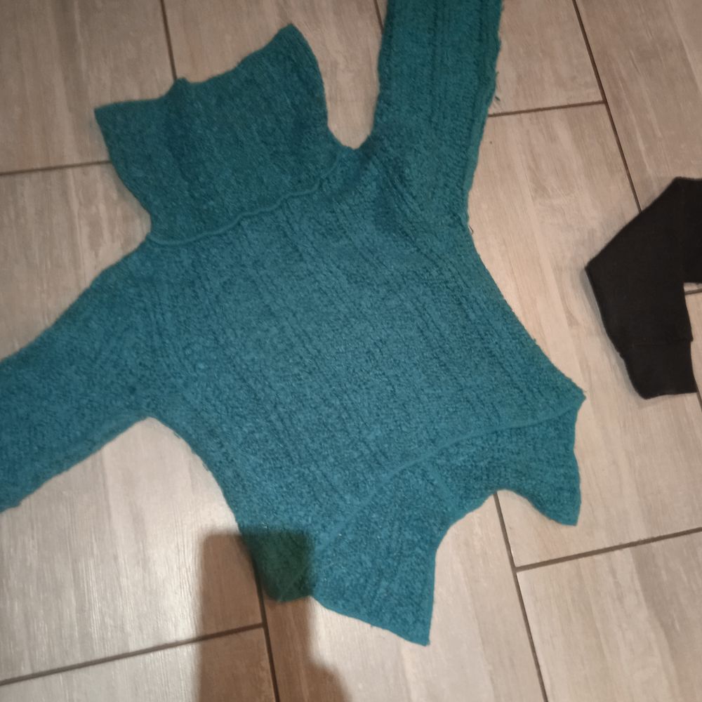 Pull bleu court col roul&eacute; T 2 80 % acrylique 17% mohair 3% p Vêtements