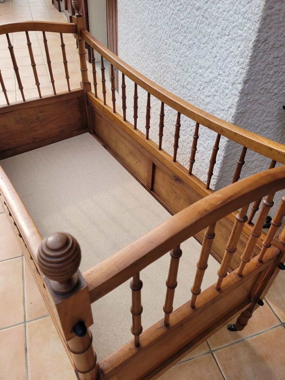 Ancien lit enfant en bois massif Mobilier enfants