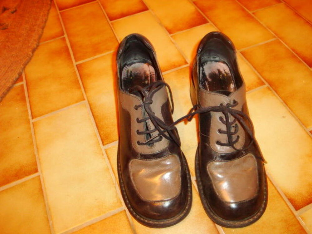 Chaussures en cuir &agrave; lacets noire et grise marque TEXTO Chaussures