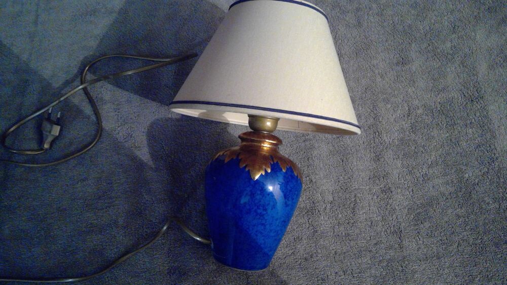 LAMPE DE CHEVET L. DRIMMER
BLEU ET OR
HAUTEUR 32 CM ENVIRON Décoration