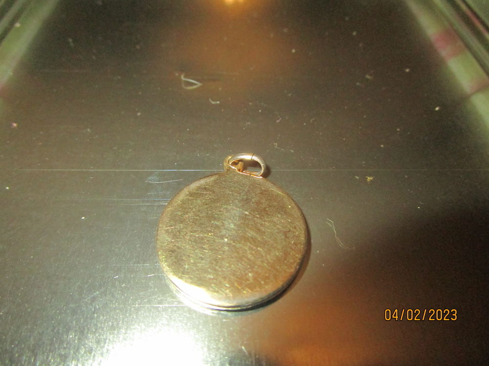 m&eacute;daillon signe du zodiaque CAPRICORNE m&eacute;tal dor&eacute; Bijoux et montres
