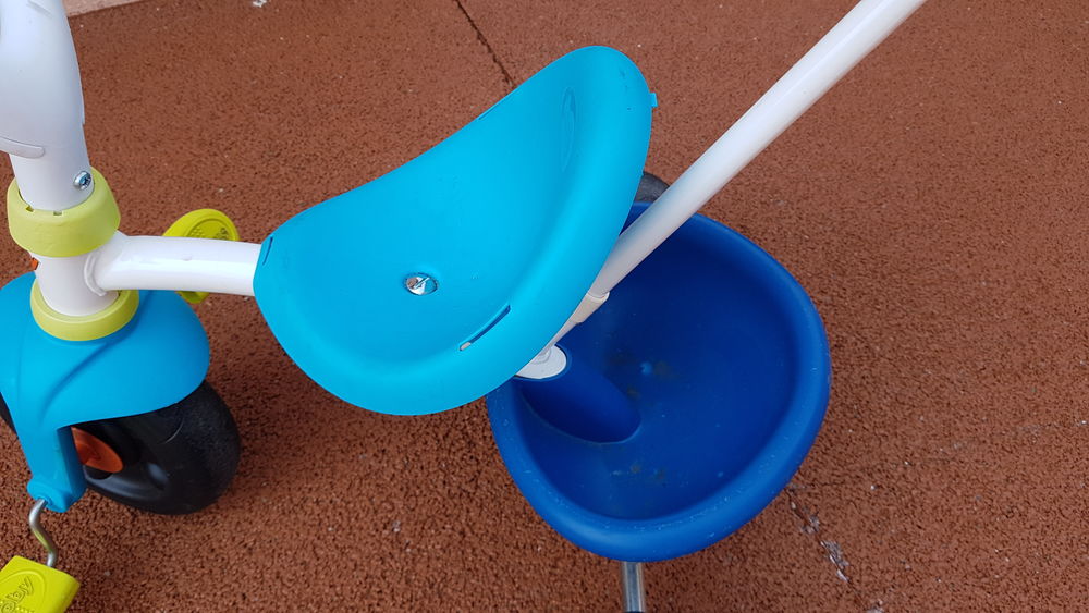 TRICYCLE BLEU ET BLANC Jeux / jouets