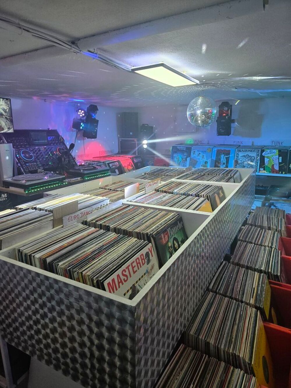 collection de disque vinyle en tout genre et format CD et vinyles