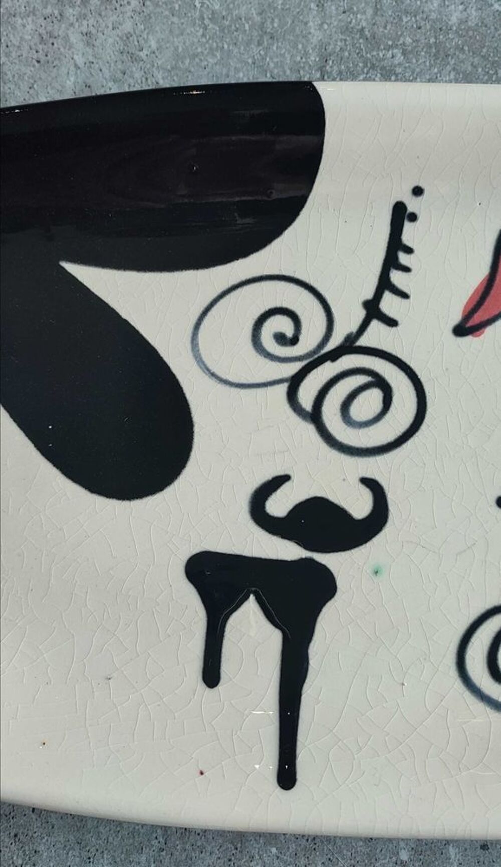 Plat allong&eacute; sign&eacute; Thomas Bux&oacute; atelier Atzana c&eacute;ramique moderniste 