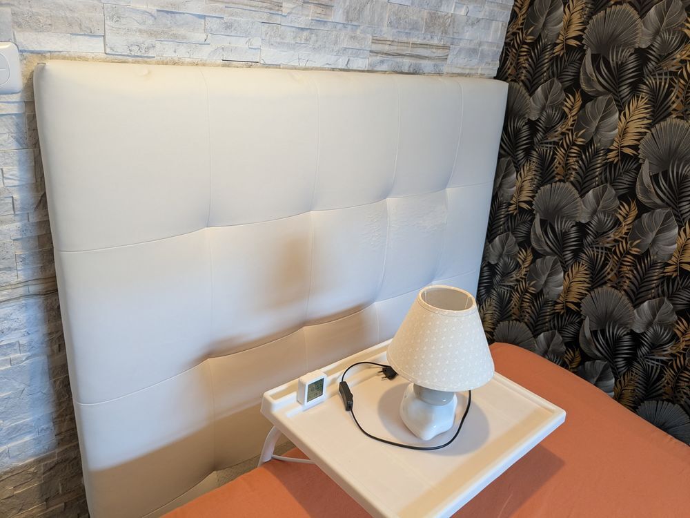 T&ecirc;te lit capitonn&eacute;e couleur blanc pour lit 140cms Meubles