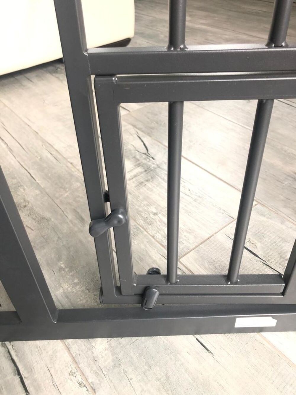 Barri&egrave;re de s&eacute;curit&eacute; enfant noire avec petit portillon pour Mobilier enfants
