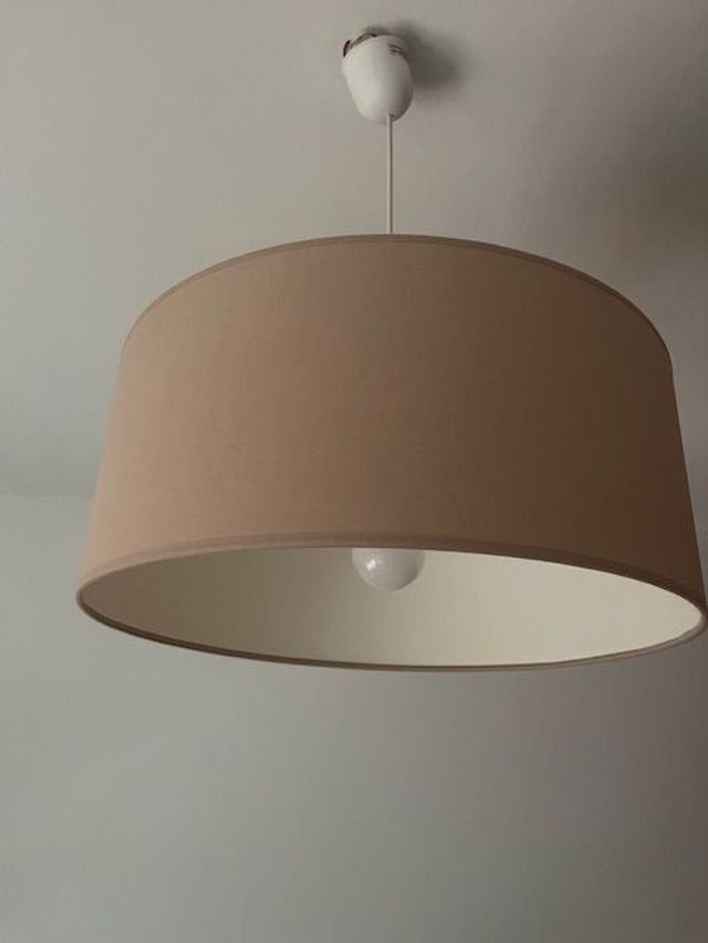 SUSPENSION CONTEMPORAINE EN TISSU LIN BEIGE.
Décoration