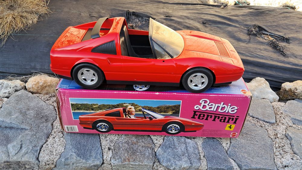 Automobile FERRARI pour poup&eacute;e BARBIE 
Jeux / jouets