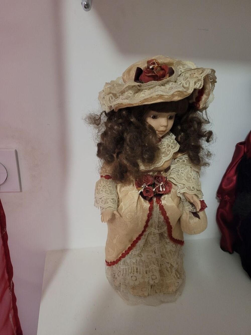 Poup&eacute;e en porcelaine 