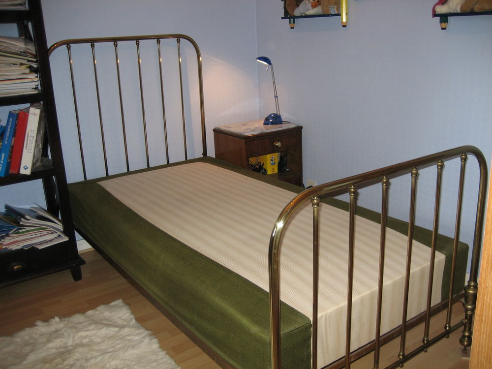 LIT D'ANTIQUAIRE (1 personne) EN LAITON DORE Meubles