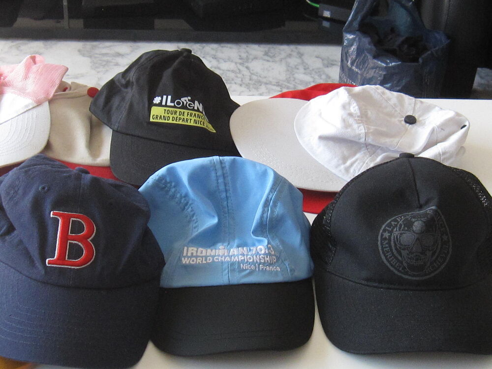 10 casquettes divers Vêtements