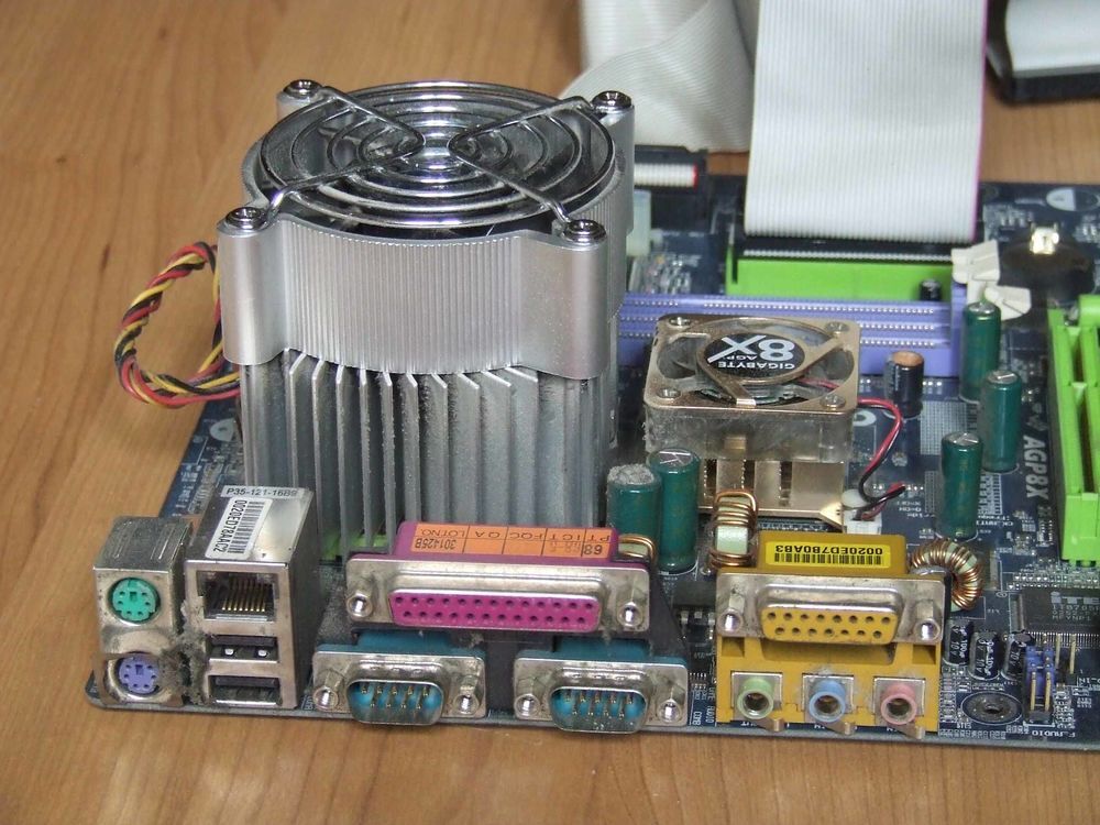 Carte m&egrave;re GIGABYTE, avec processeur 166 MMX mont&eacute;, TBE Matériel informatique