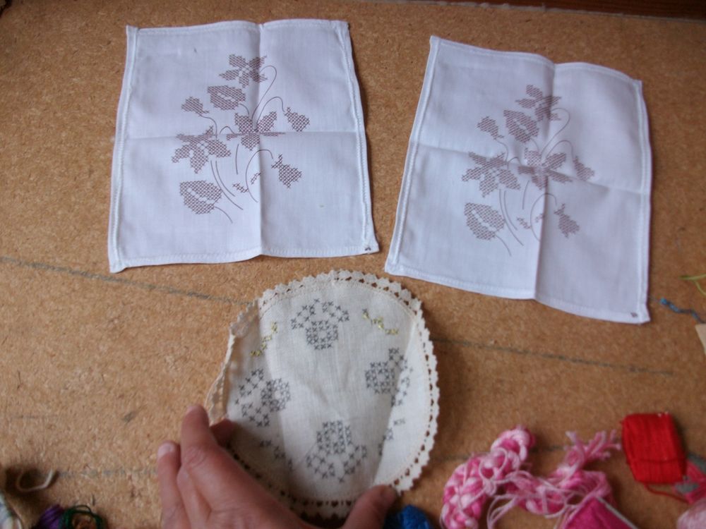 Set cr&eacute;atif : Lot de fils+Napperons &agrave; broder 
Décoration