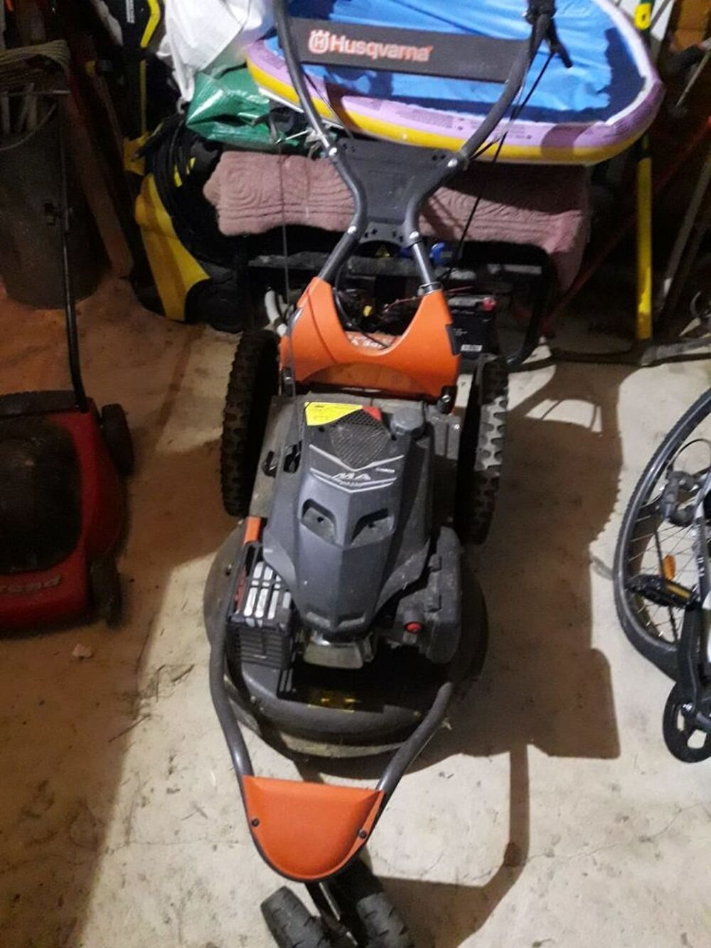 D&eacute;broussailleuse tract&eacute;e Yamaha MA190 Bricolage