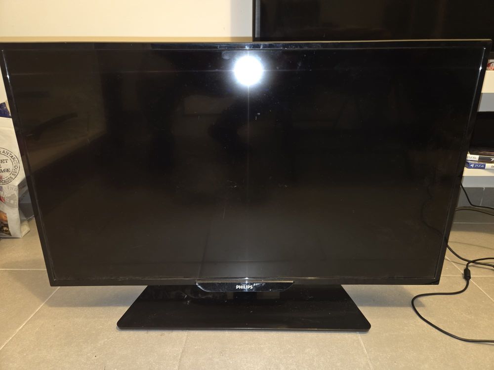TV Phillips 32 pouces (81 cm) Full HD Smart TV bon &eacute;tat Electroménager