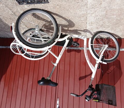 V�lo pliant blanc avec panier urbain 230 L�zignan-Corbi�res (11)