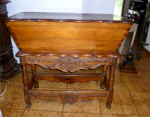 Un p�trin Proven�al forme trap�ze fin XVIII d�but XIX 1200 Gar�oult (83)