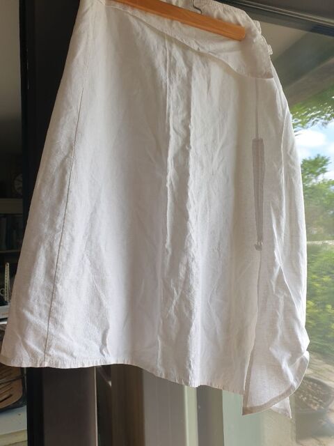 Jupe blanche 50 % lin, pli ouvert sur le c�t� 4 Mouxy (73)